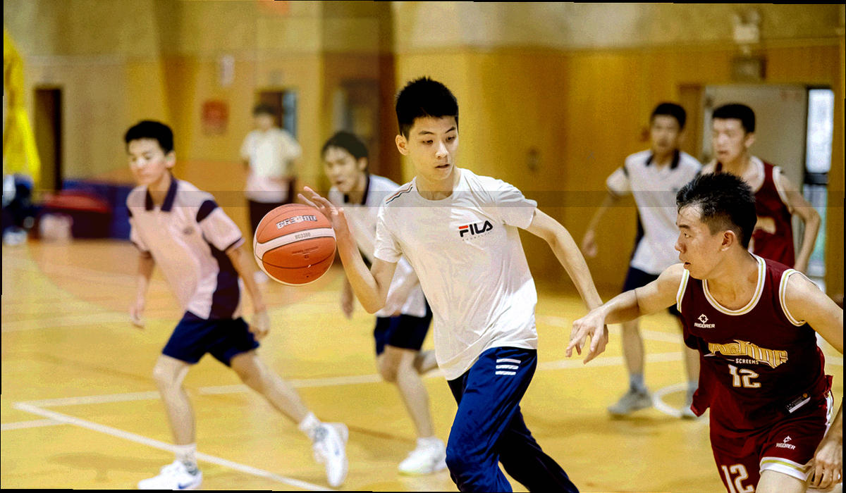 抽象光点沿坐标网格汇聚到单一入口切面的图形